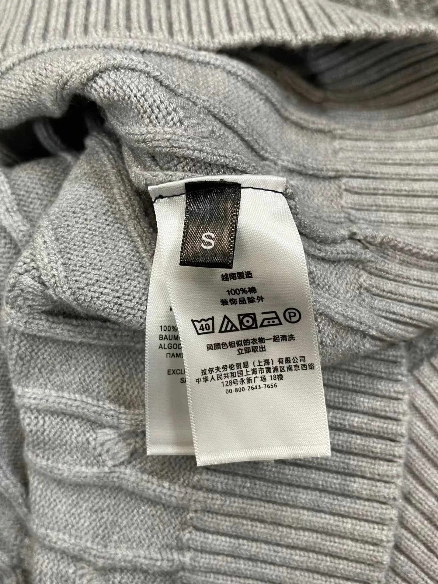 P276 Top quality products Top purchasing version SS25 new autumn product POLO Lavlauf Small logo embroidered twisted rope half-zip sweater Counter-color dyed wool blended cotton yarn High weight and high density Super high quality The wool is soft, delicate and skin-friendly. It feels soft and silky. The hand feel is not ordinary 💕 All color dyed high weight cotton yarn ensures no color difference. It adopts four-hole knitting method, tight and textured It is durable, does not deform and is not prone to pilling. It has a soft, warm and comfortable feel. It does not stick to your body when worn alone. It is absolutely perfect‼ ️Classic knitted clothing uses exquisite details and iconic brand symbols to reinterpret the charming charm, injecting low-key brand logo connotation into the entire design. It is simply amazing🉑️All produced on imported looms. The details are clearly visible. The collar label has an anti-counterfeiting chip. The double-layer main wheat has a built-in NFC anti-counterfeiting chip. The washing wheat is consistent with ZP. It is full of details. The details are well grasped. Challenge the market currency and are not afraid of random comparisons! The upper body effect is very good. No matter how you match it, it looks high-end and elegant. It has a high-end feel🫴 It is so versatile🍑It is a must-have for both men and women🉑️ Color: Black Gray Size: S-XL